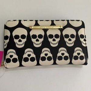 Betsey Johnson Skull Black and White Zipper Wallet Wristlet NWT 💀